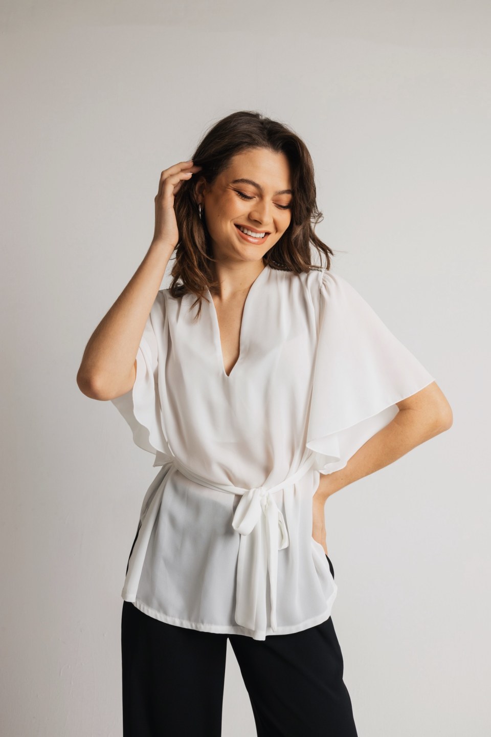 Μπλούζα αέρινη με μανίκι και ιδιαίτερες λεπτομέρειες στους ώμους λευκή.