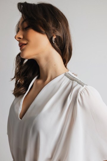 Μπλούζα αέρινη με μανίκι και ιδιαίτερες λεπτομέρειες στους ώμους λευκή. - 