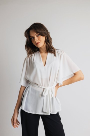 Μπλούζα αέρινη με μανίκι και ιδιαίτερες λεπτομέρειες στους ώμους λευκή. - 