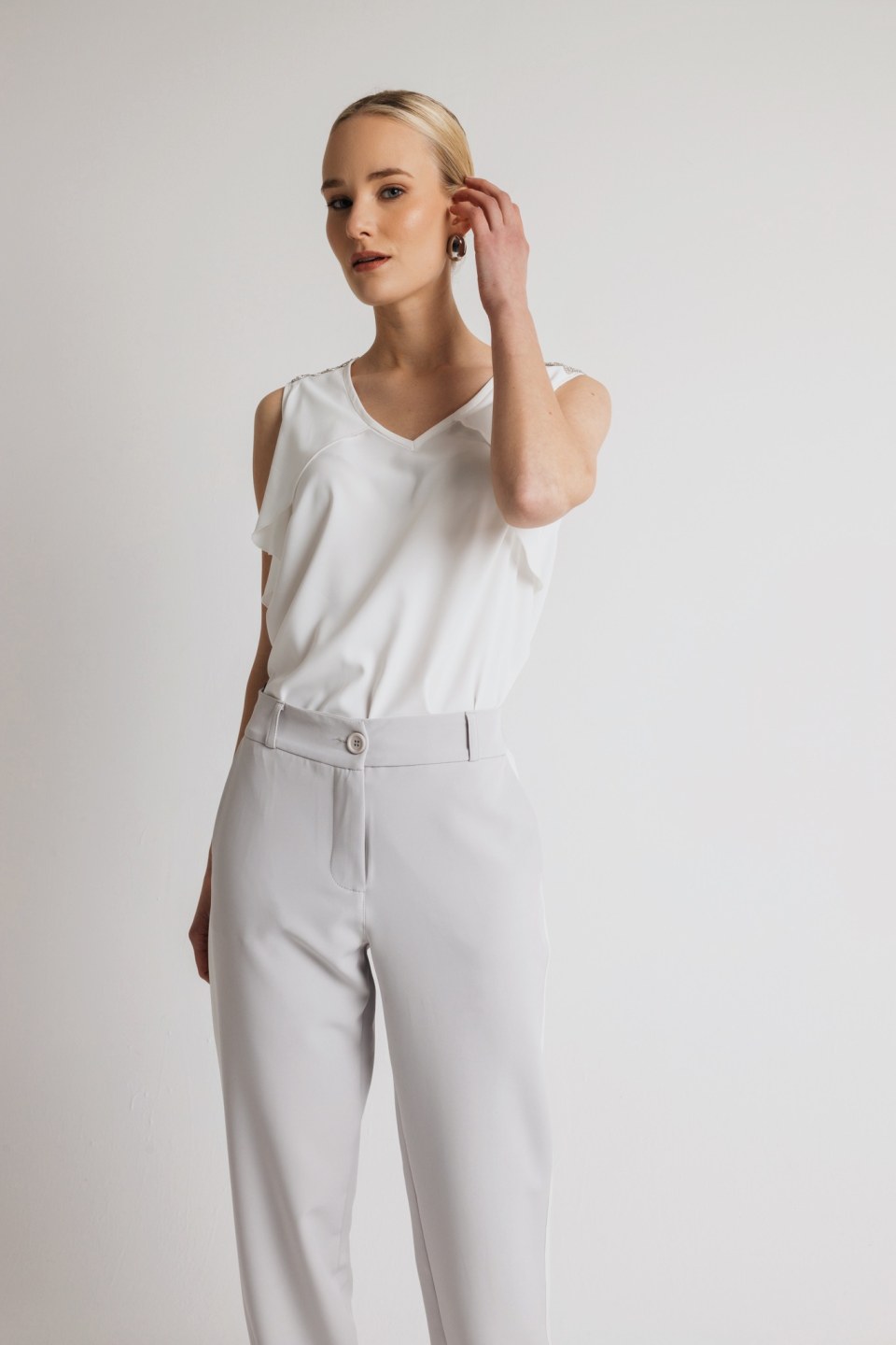 Παντελόνι υφασμάτινο με ρίγα και λάστιχο στο πίσω μέρος γκρι