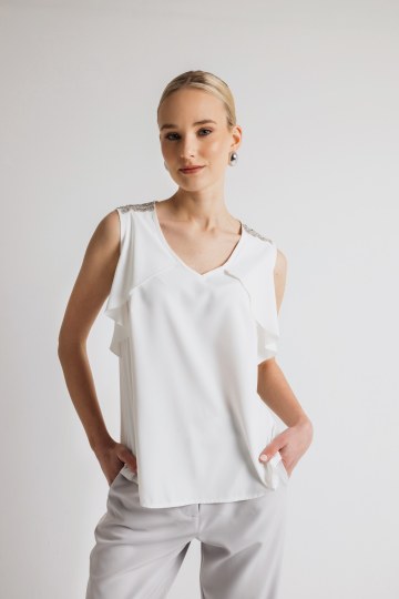 Μπλούζα αμάνικη με ασημένιες λεπτομέρειες στους ώμους λευκή