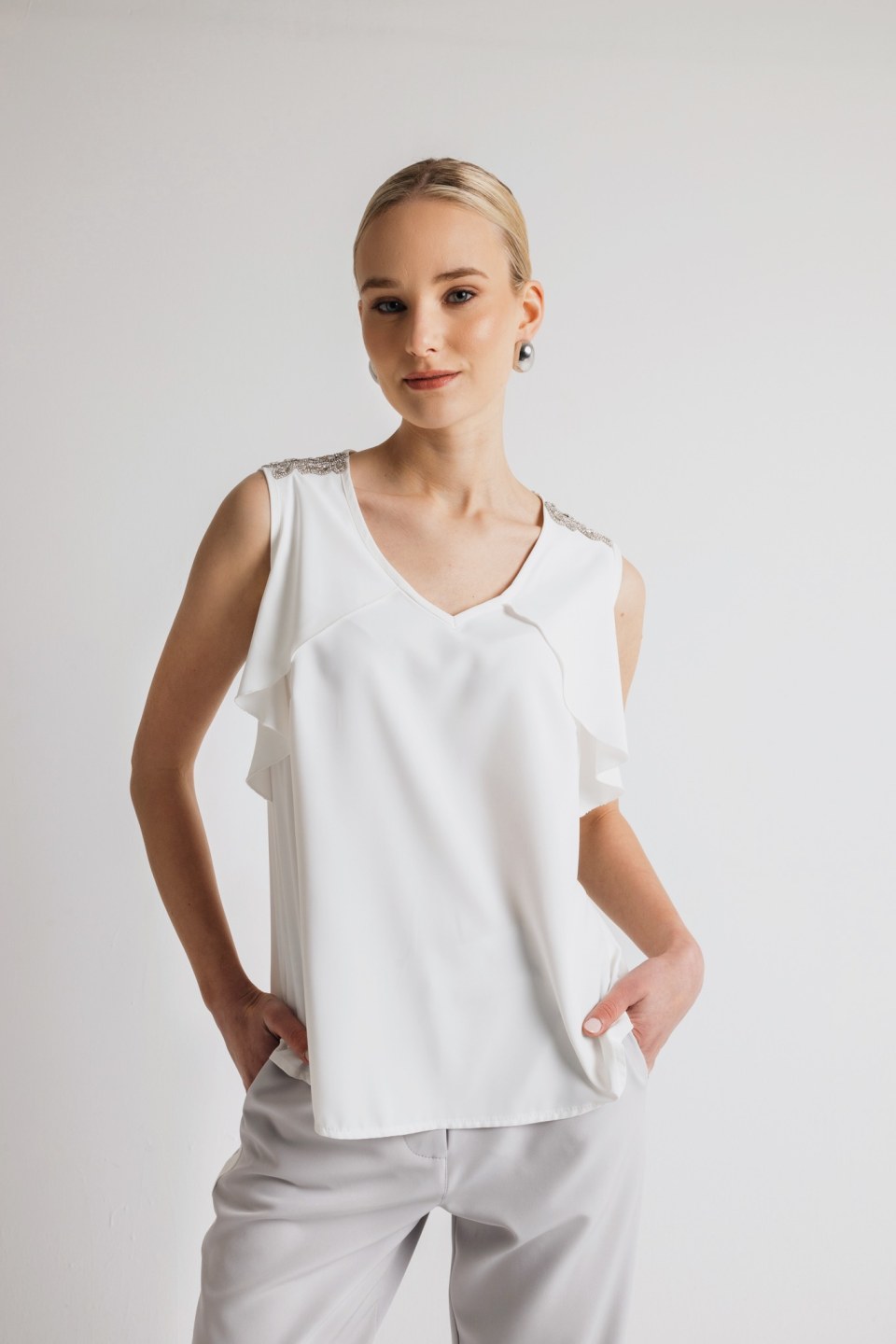 Μπλούζα αμάνικη με ασημένιες λεπτομέρειες στους ώμους λευκή