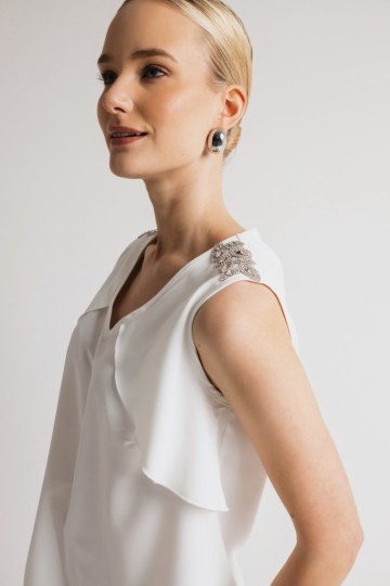 Μπλούζα αμάνικη με ασημένιες λεπτομέρειες στους ώμους λευκή - 