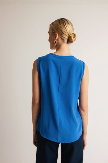 Μπλούζα αμάνικη με ασημένιες λεπτομέρειες στους ώμους ρουά - 