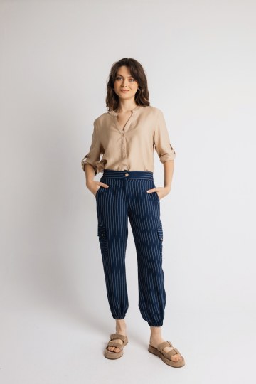 Παντελόνι με ρίγες και λάστιχο στο κάτω μέρος του σκούρο μπλε