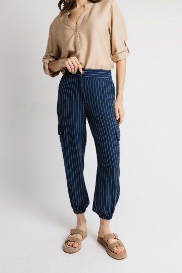 Παντελόνι με ρίγες και λάστιχο στο κάτω μέρος του σκούρο μπλε - 