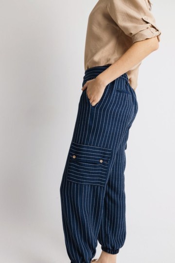 Παντελόνι με ρίγες και λάστιχο στο κάτω μέρος του σκούρο μπλε - 