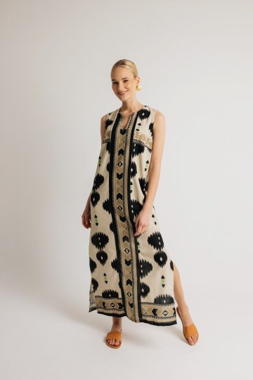 Φόρεμα αμάνικο με σκίσιμο εμπριμέ