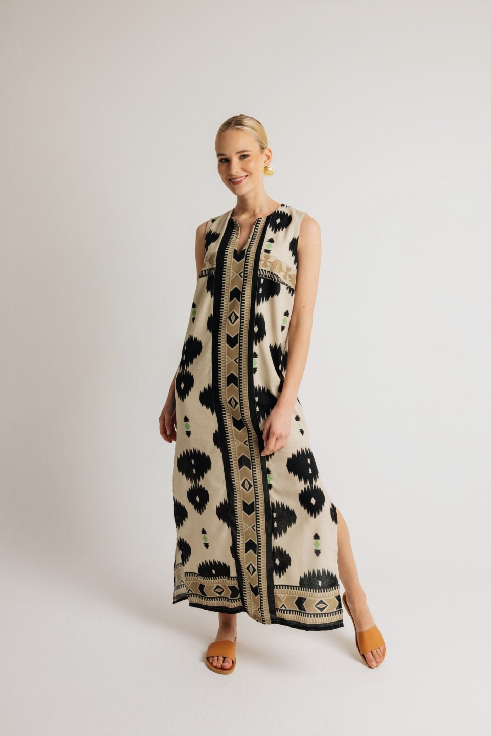 Φόρεμα αμάνικο με σκίσιμο εμπριμέ