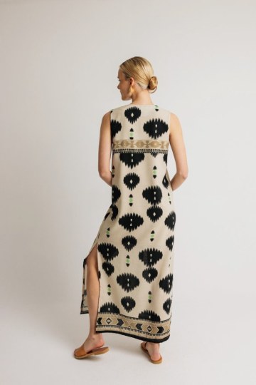 Φόρεμα αμάνικο με σκίσιμο εμπριμέ - 