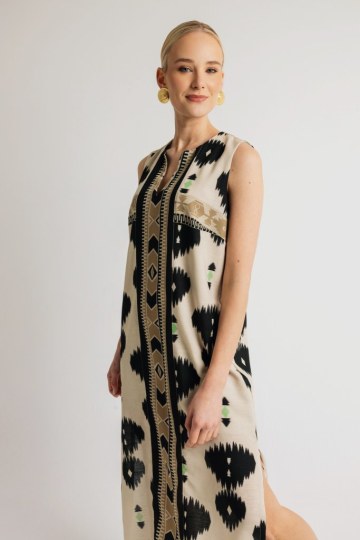 Φόρεμα αμάνικο με σκίσιμο εμπριμέ - 