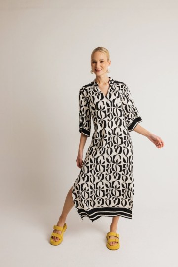 Φόρεμα καφτάνι με σκίσιμο στο πλάι εμπριμέ - 