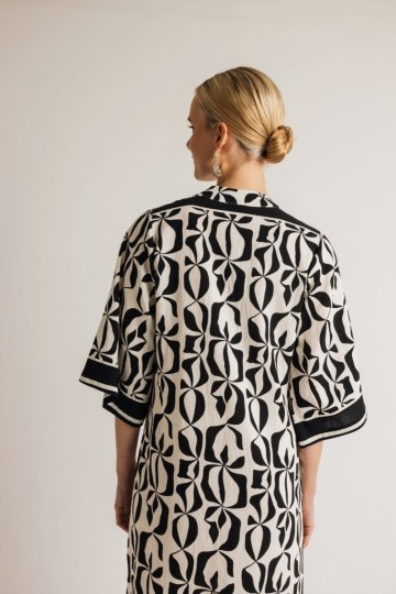 Φόρεμα καφτάνι με σκίσιμο στο πλάι εμπριμέ - 