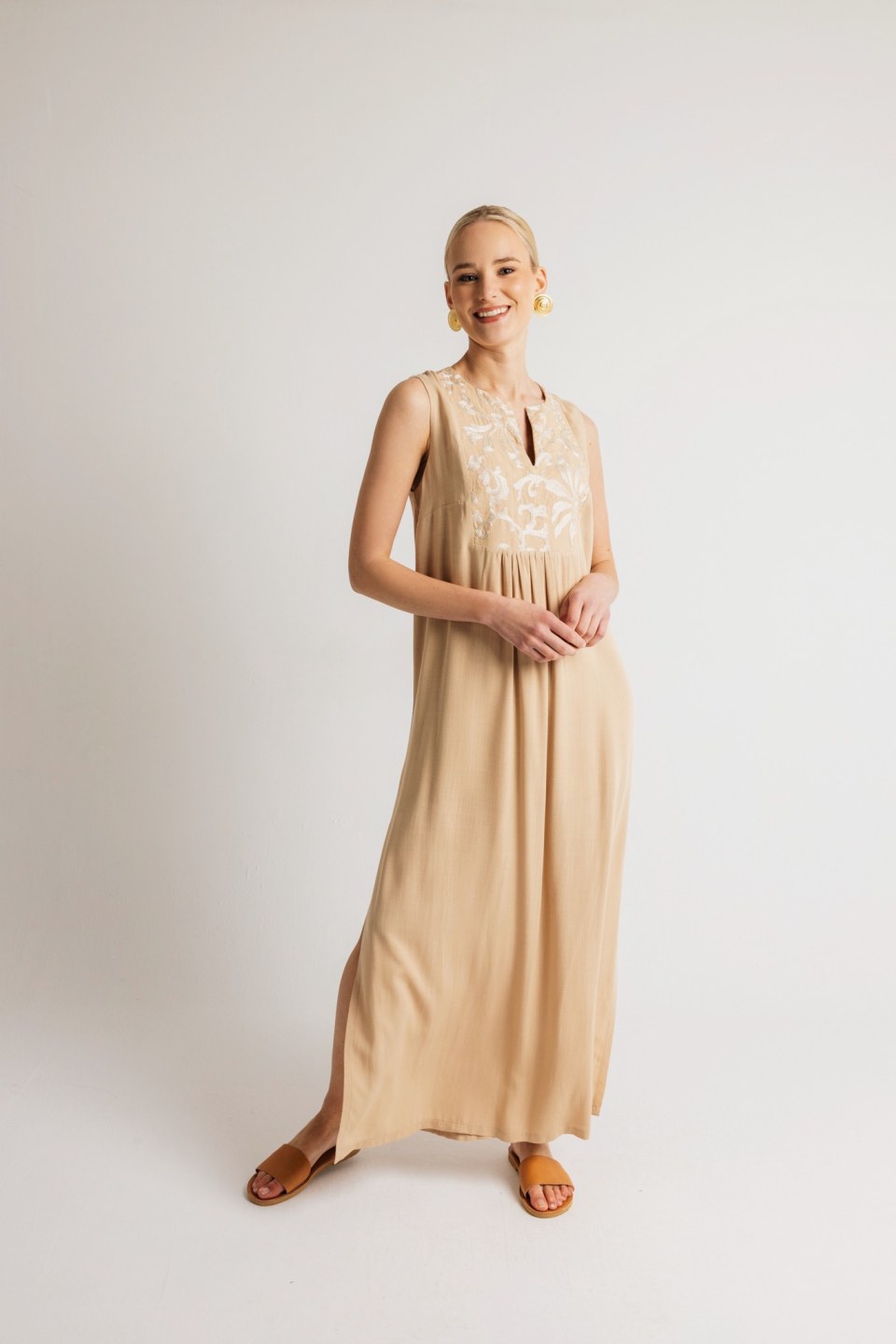 Φόρεμα αμάνικο με ιδιαίτερες λεπτομέρειες σομόν