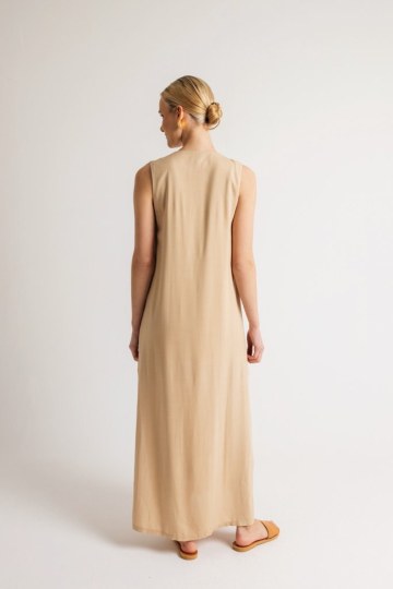 Φόρεμα αμάνικο με ιδιαίτερες λεπτομέρειες σομόν - 