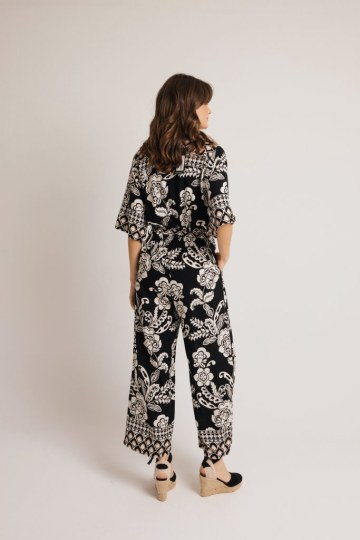 Φόρμα ολόσωμη με μανίκι εμπριμέ μαύρη - 