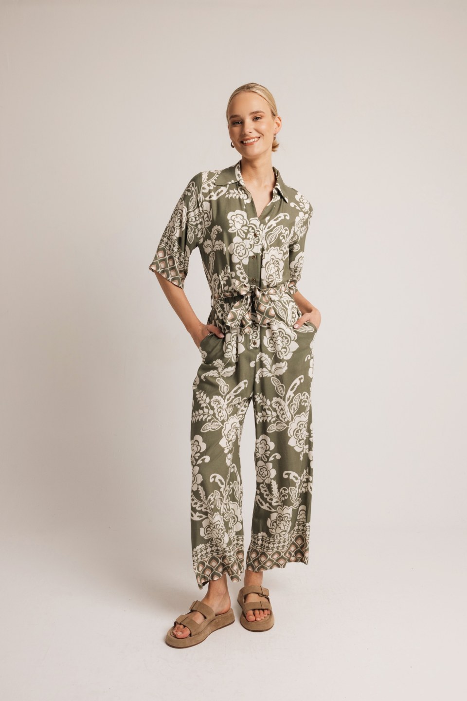 Φόρμα ολόσωμη με μανίκι εμπριμέ χακί