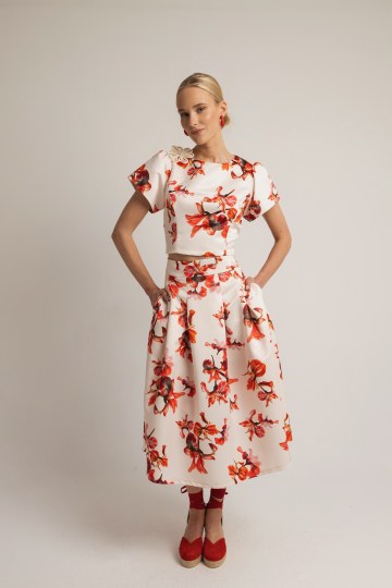 Σετ με floral σχέδια και ιδιαίτερο κόψιμο στη πλάτη κοραλλί