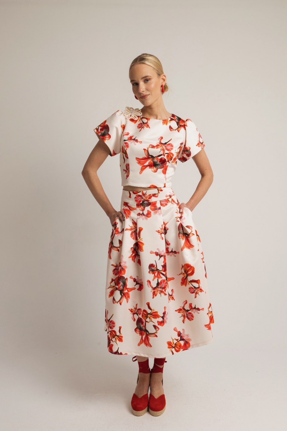 Σετ με floral σχέδια και ιδιαίτερο κόψιμο στη πλάτη κοραλλί