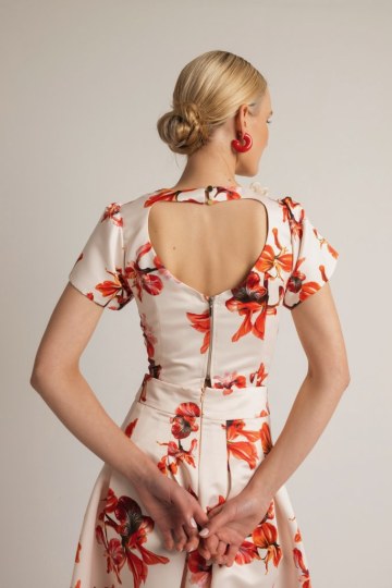 Σετ με floral σχέδια και ιδιαίτερο κόψιμο στη πλάτη κοραλλί - 