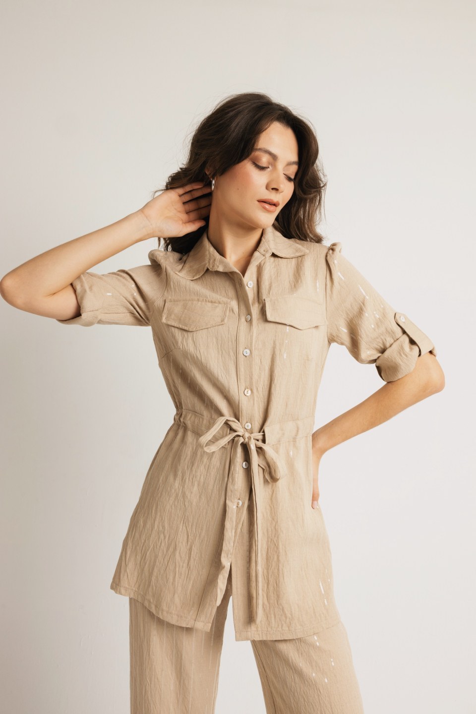 Πουκάμισο μονόχρωμο με μικρές λεπτομέρειες από παγιέτα μπεζ