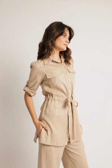 Πουκάμισο μονόχρωμο με μικρές λεπτομέρειες από παγιέτα μπεζ - 