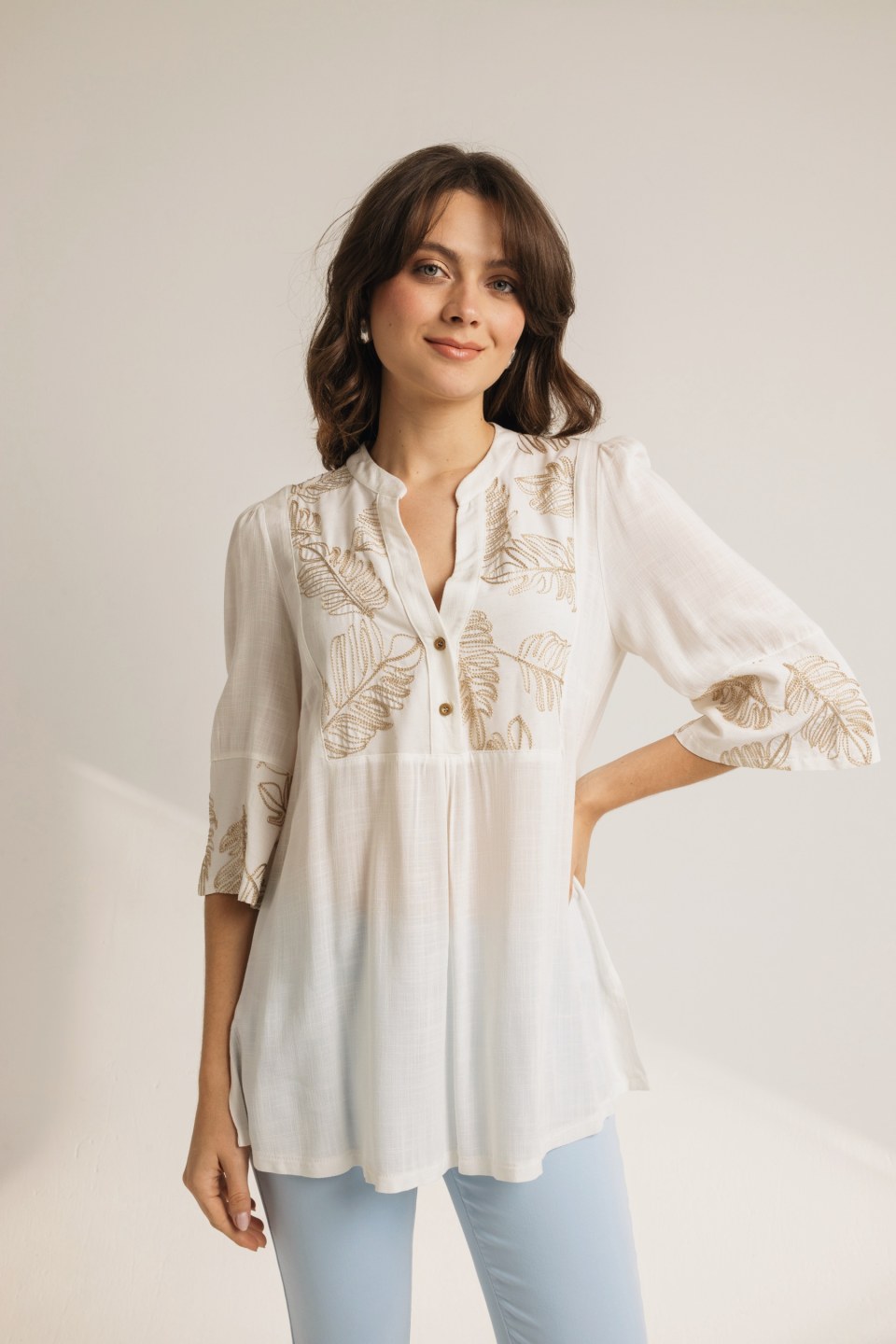 Μπλούζα με χρυσό ιδιαίτερο κέντημα λευκή