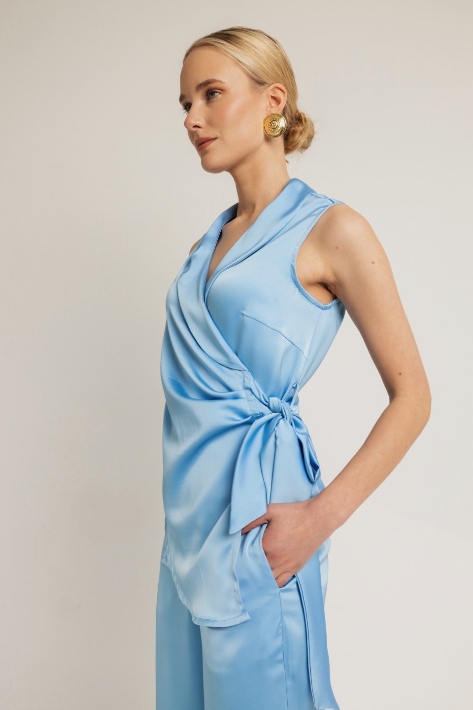 Μπλούζα κρουαζέ αμάνικη με δέσιμο στο πλάι γαλάζια