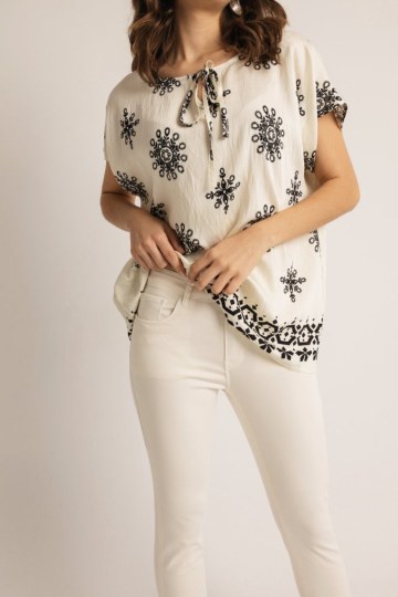 Παντελόνι τζιν σε στενή γραμμή εκρού - 