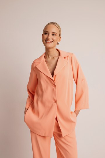 Σακάκι με δύο μπροστινά κουμπιά κοραλλί