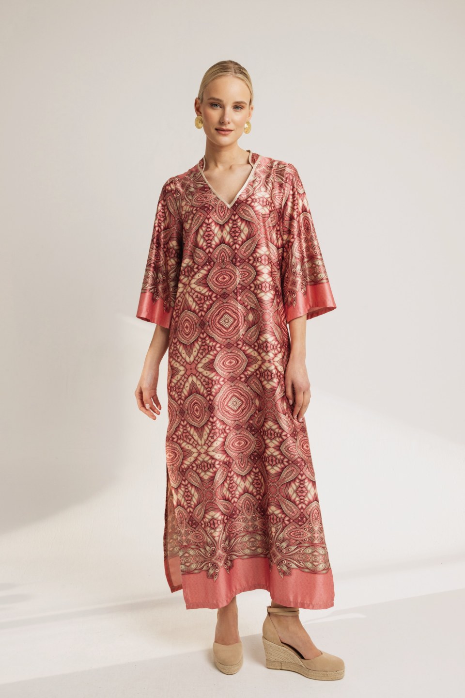 Φόρεμα καφτάνι αέρινο με σκίσιμο εμπριμέ