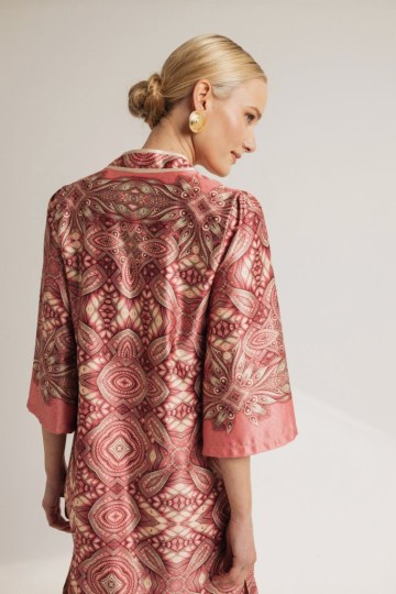 Φόρεμα καφτάνι αέρινο με σκίσιμο εμπριμέ - 