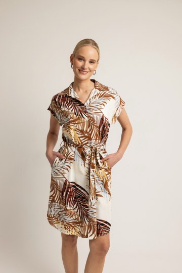 Φόρεμα με κουμπιά και ζώνη εμπριμέ καφέ