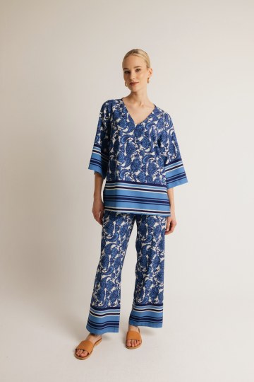 Σετ με ιδιαίτερη λαιμόκοψη εμπριμέ μπλε