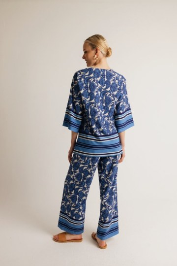 Σετ με ιδιαίτερη λαιμόκοψη εμπριμέ μπλε - 