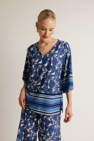 Σετ με ιδιαίτερη λαιμόκοψη εμπριμέ μπλε - 