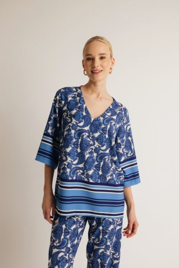 Σετ με ιδιαίτερη λαιμόκοψη εμπριμέ μπλε - 