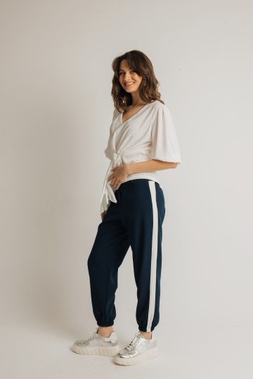 Παντελόνι υφασμάτινο με ρίγα και λάστιχο στο πίσω μέρος σκούρο μπλε