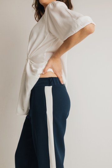 Παντελόνι υφασμάτινο με ρίγα και λάστιχο στο πίσω μέρος σκούρο μπλε - 