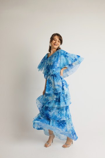 Φόρεμα maxi εμπριμέ με επίπεδα και φραμπαλά γαλάζιο