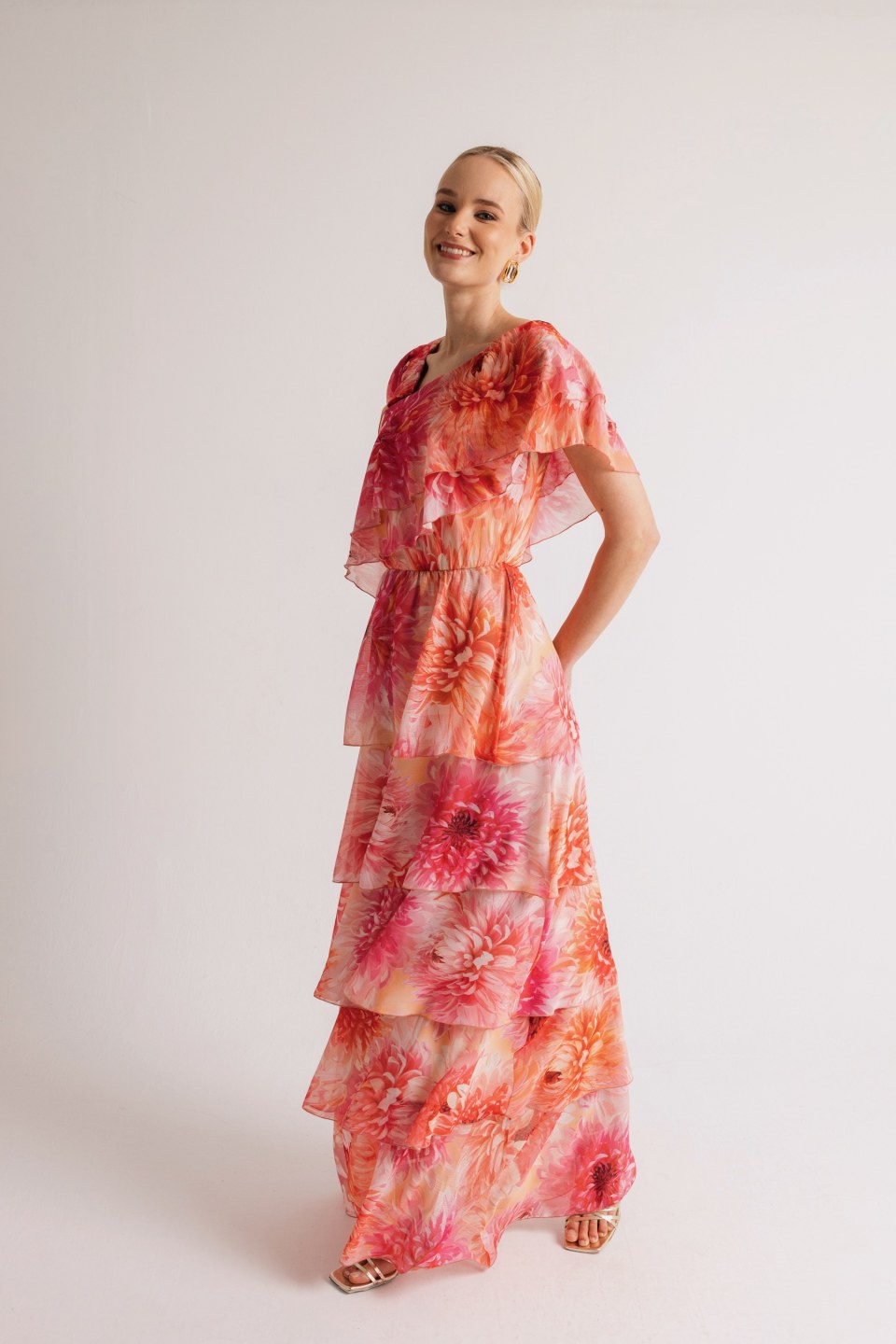 Φόρεμα maxi εμπριμέ με επίπεδα και φραμπαλά φούξια