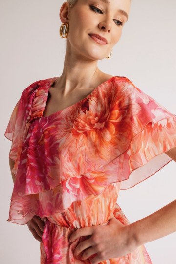 Φόρεμα maxi εμπριμέ με επίπεδα και φραμπαλά φούξια - 