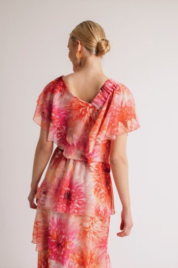 Φόρεμα maxi εμπριμέ με επίπεδα και φραμπαλά φούξια - 