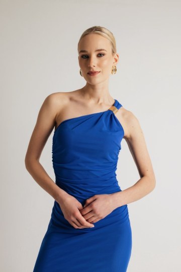 Φόρεμα μονόχρωμο ελαστικό τούλι με έναν ώμο μπλε ρουά - 