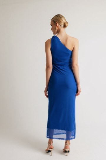 Φόρεμα μονόχρωμο ελαστικό τούλι με έναν ώμο μπλε ρουά - 