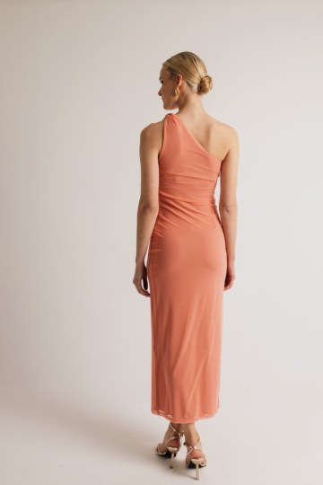 Φόρεμα μονόχρωμο ελαστικό τούλι με έναν ώμο κοραλλί - 