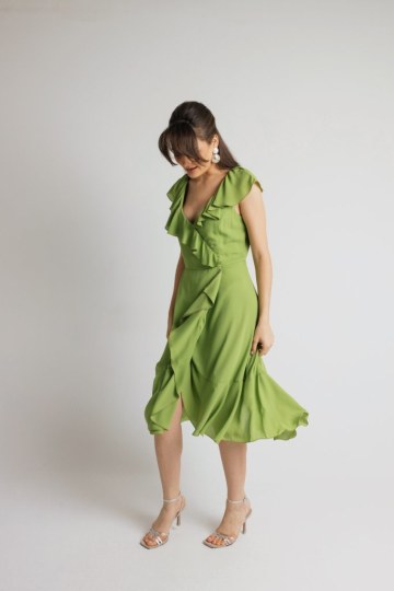 Φόρεμα midi αέρινο με λαιμόκοψη V lime - 