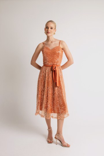 Φόρεμα κλος δίχτυ με παγιέτα και ζώνη στη μέση σομόν