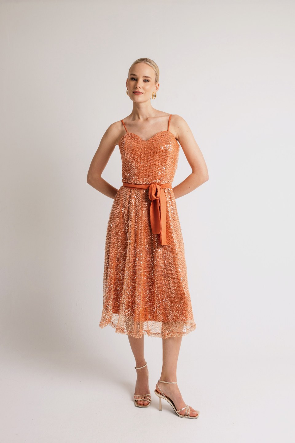 Φόρεμα κλος δίχτυ με παγιέτα και ζώνη στη μέση σομόν