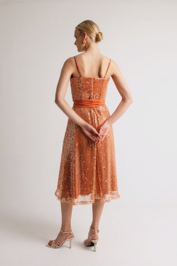 Φόρεμα κλος δίχτυ με παγιέτα και ζώνη στη μέση σομόν - 